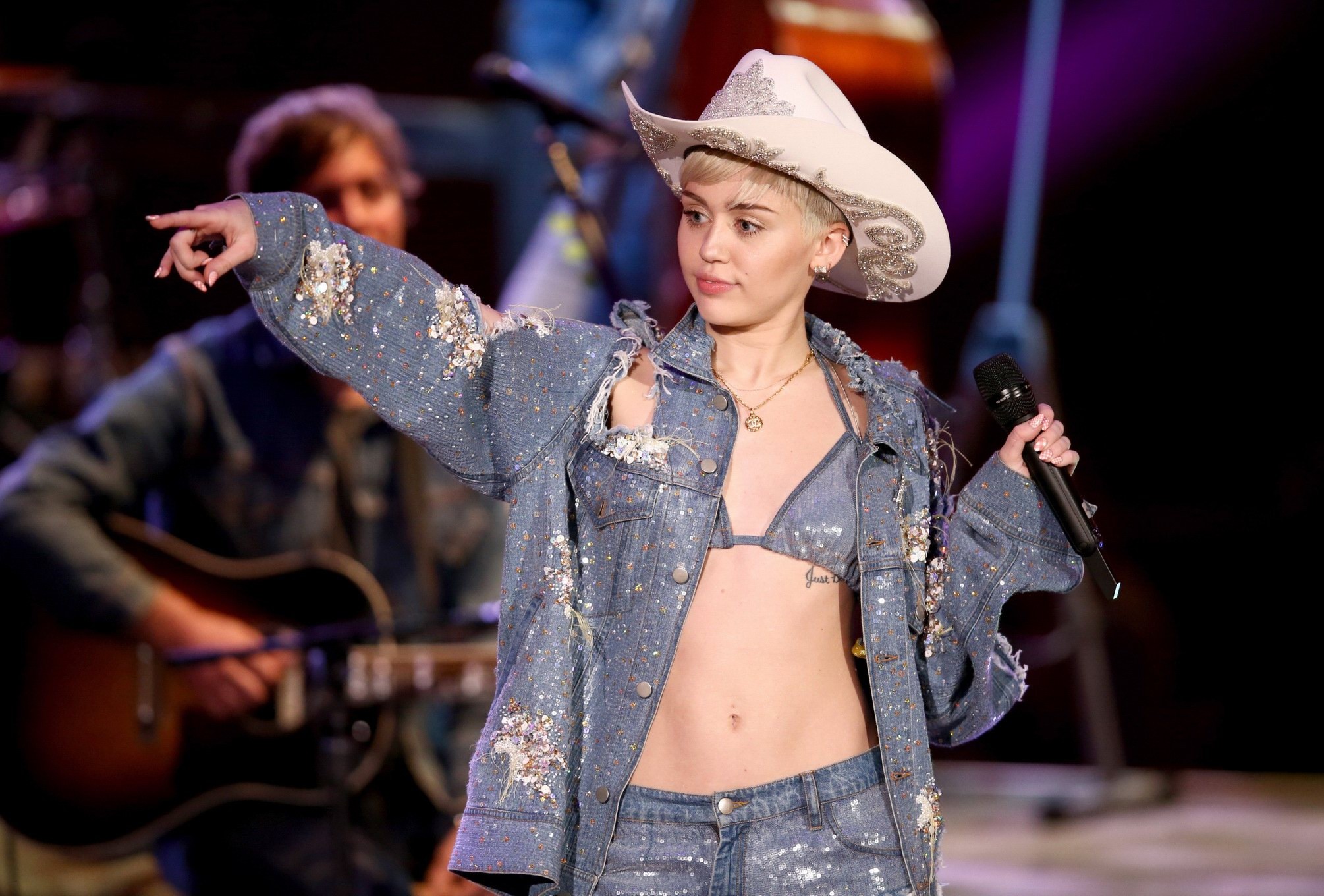 Miley Cyrus en jean déchiré dans un soutien-gorge en denim lors du mtv unplugged à hollywood. #75205891