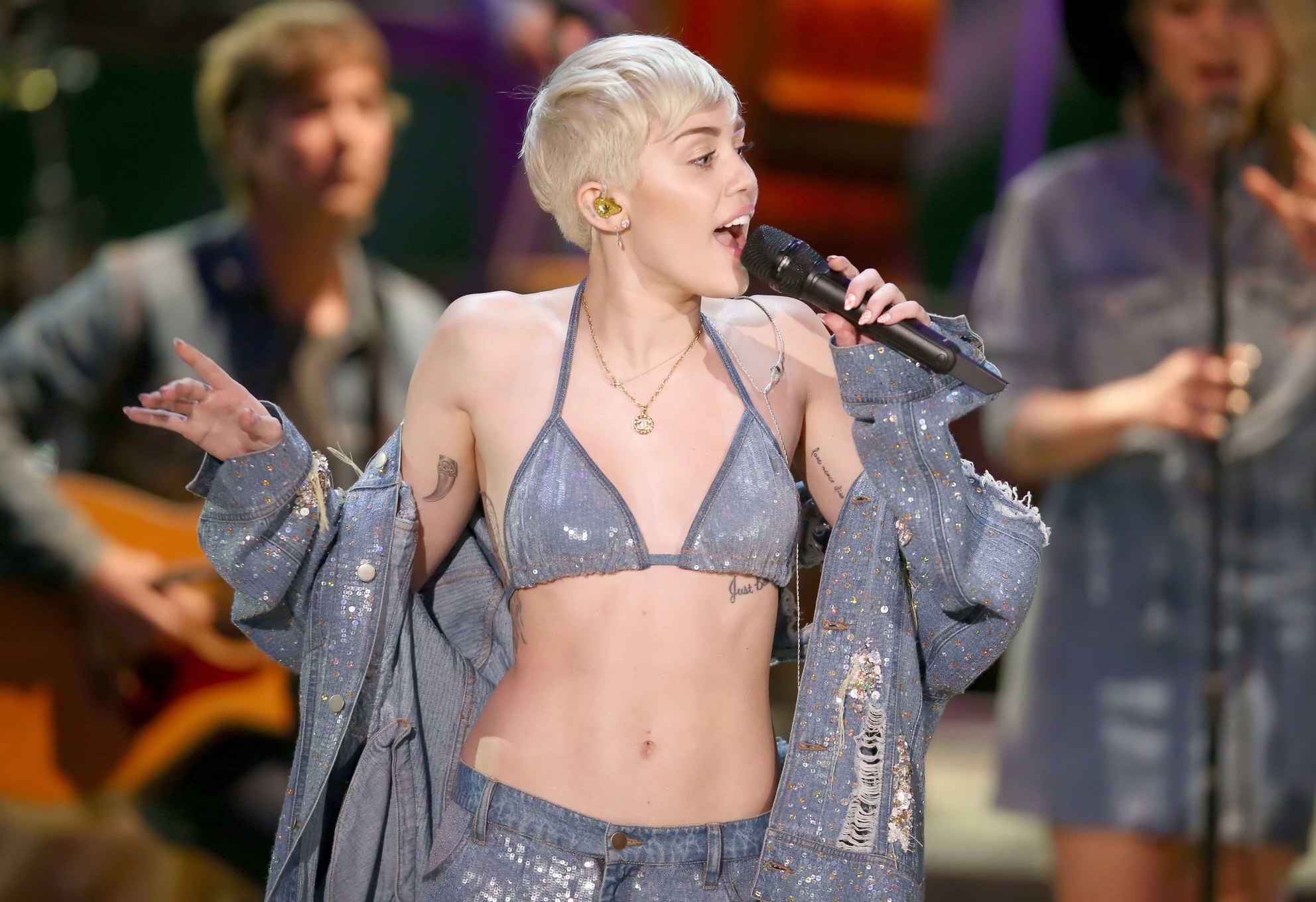 Miley Cyrus en jean déchiré dans un soutien-gorge en denim lors du mtv unplugged à hollywood. #75205907