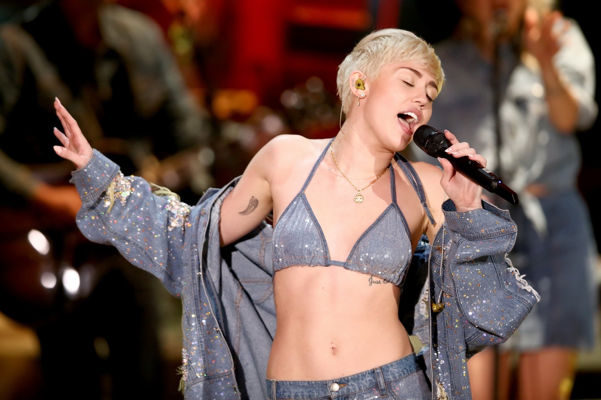 Miley Cyrus en jean déchiré dans un soutien-gorge en denim lors du mtv unplugged à hollywood. #75205910