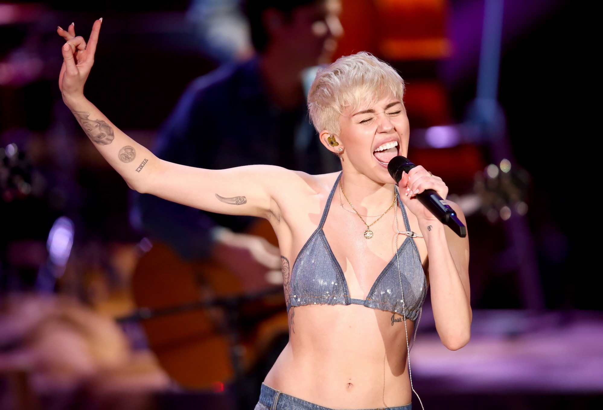 Miley cyrus perofrming en denim bra ripped jeans en mtv unplugged en hollywood 
 #75205927