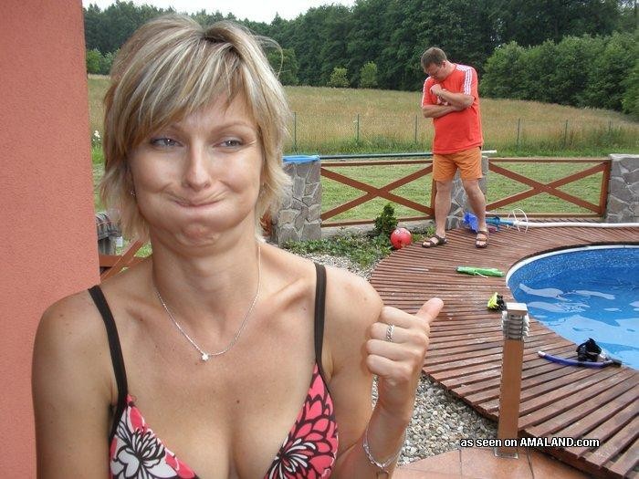 Galerie de photos d'une femme à forte poitrine prenant un bain de soleil seins nus en vacances.
 #75454240