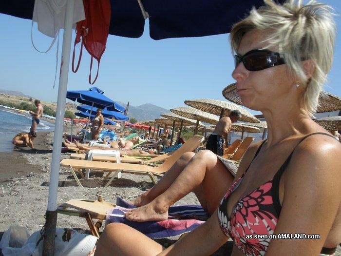 Galería de una esposa tetona tomando el sol en topless mientras está de vacaciones
 #75454242