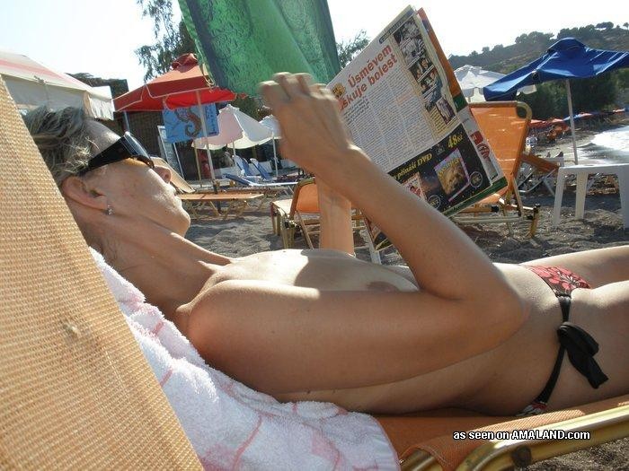 Galerie de photos d'une femme à forte poitrine prenant un bain de soleil seins nus en vacances.
 #75454244