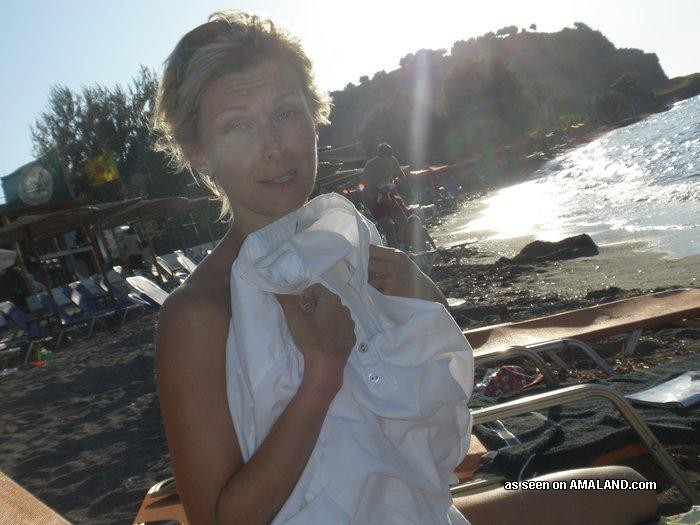 Galería de una esposa tetona tomando el sol en topless mientras está de vacaciones
 #75454247