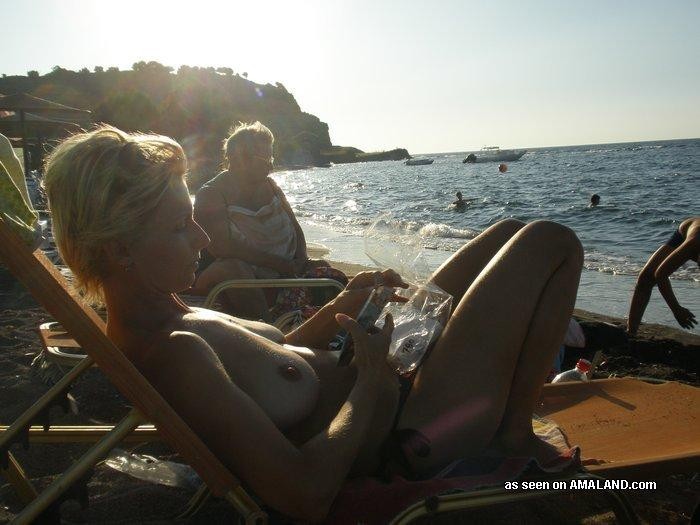 Galería de una esposa tetona tomando el sol en topless mientras está de vacaciones
 #75454248