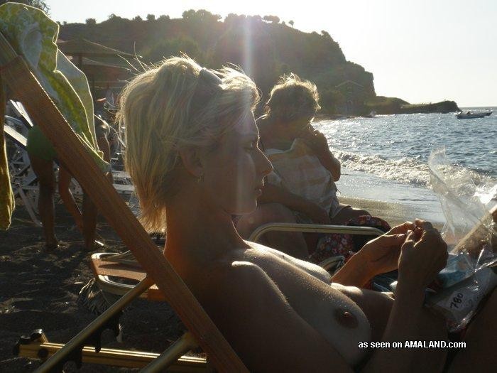 Galería de una esposa tetona tomando el sol en topless mientras está de vacaciones
 #75454249