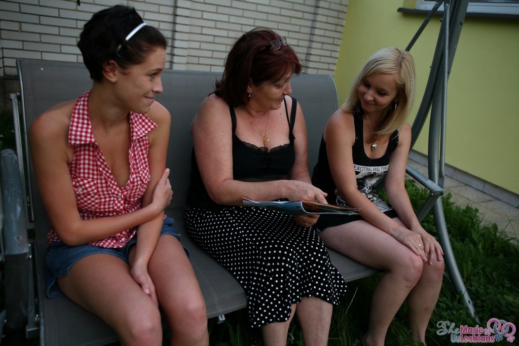 Une enseignante lascive fait de l'action lesbienne avec des jeunes filles comme Inna et Lana.
 #78105136