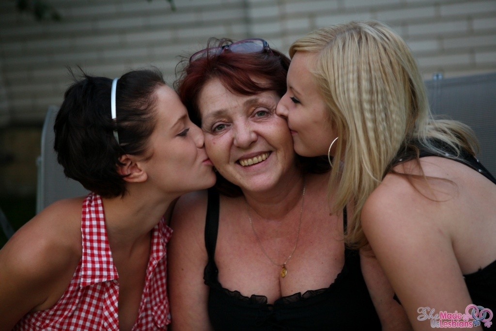 Une enseignante lascive fait de l'action lesbienne avec des jeunes filles comme Inna et Lana.
 #78105141