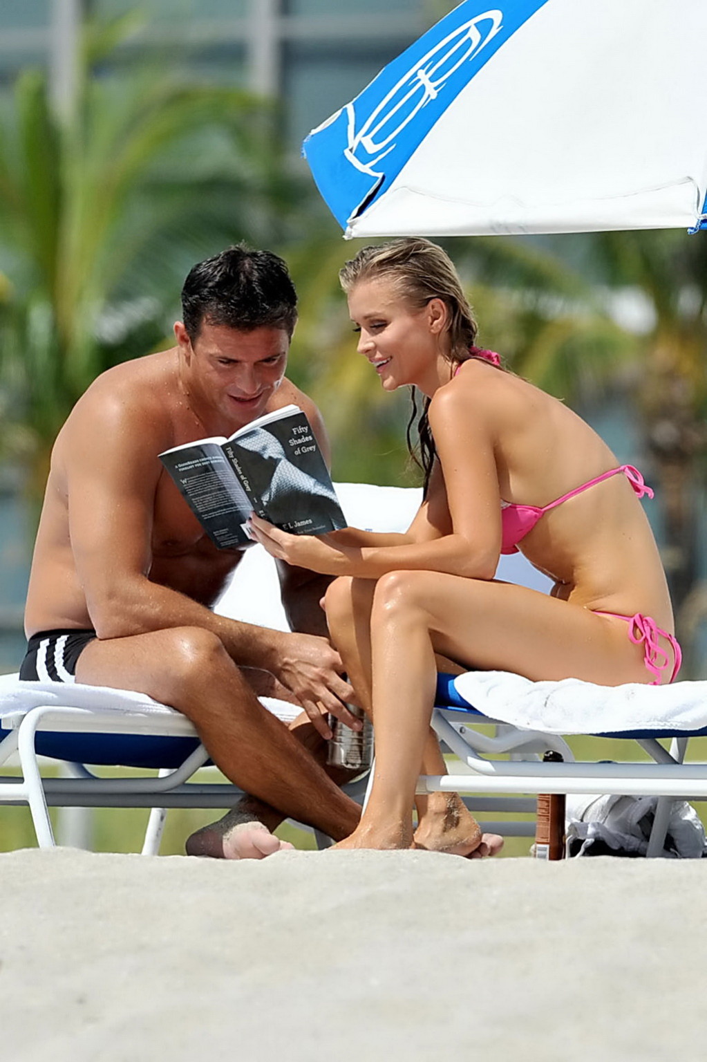 Joanna Krupa mostrando pokies e culo perfetto indossando bikini rosa sulla spiaggia in 
 #75254587