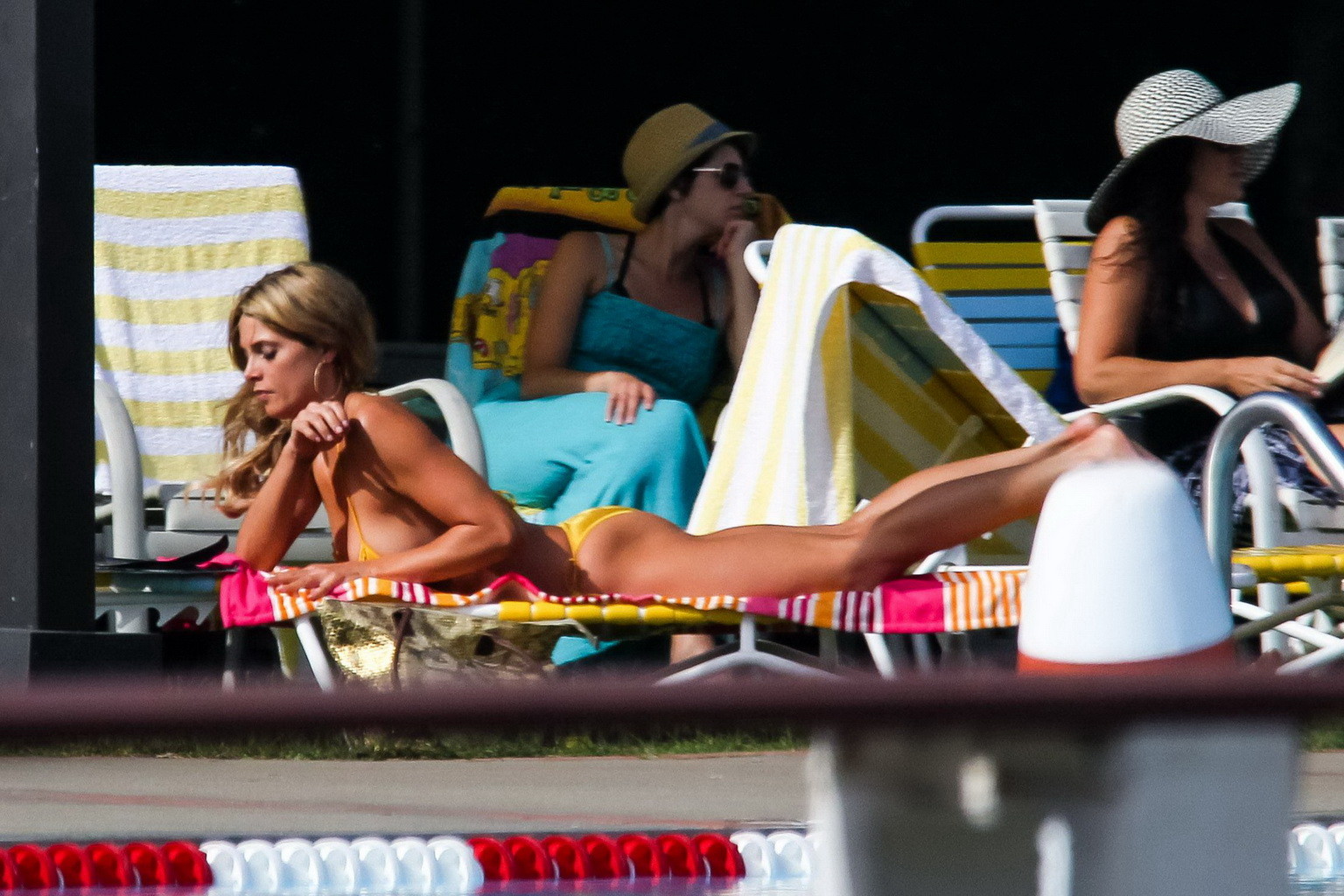 Ashley Greene si abbronza in topless sul set di 'staten island summer' a nyc
 #75219080