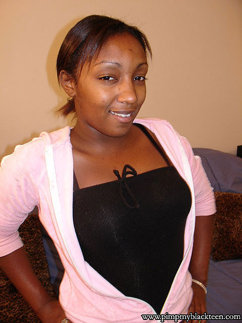 Ebony teen pimps out in rosa Dessous für einen schwarzen Schwanz ficken
 #73340562