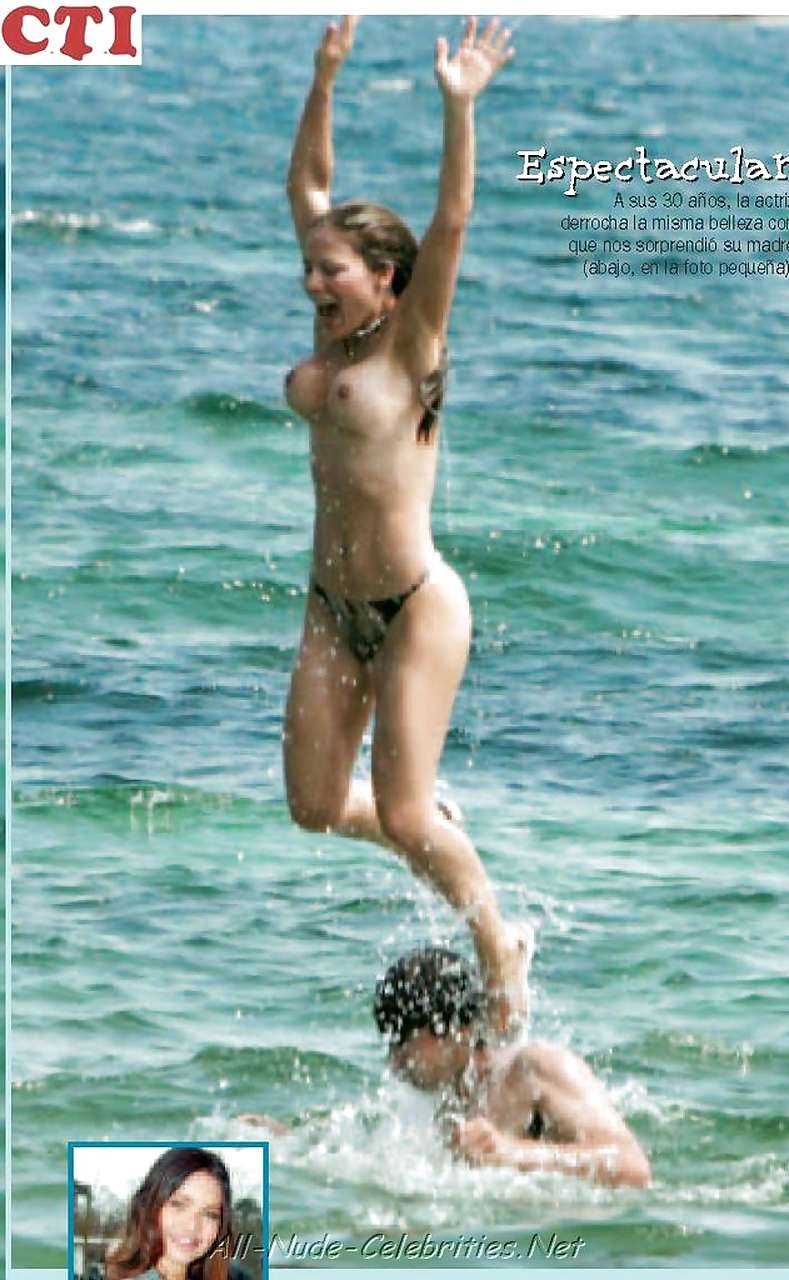 Naike Rivelli che mostra le sue belle tette grandi sulla spiaggia foto dei paparazzi
 #75281911