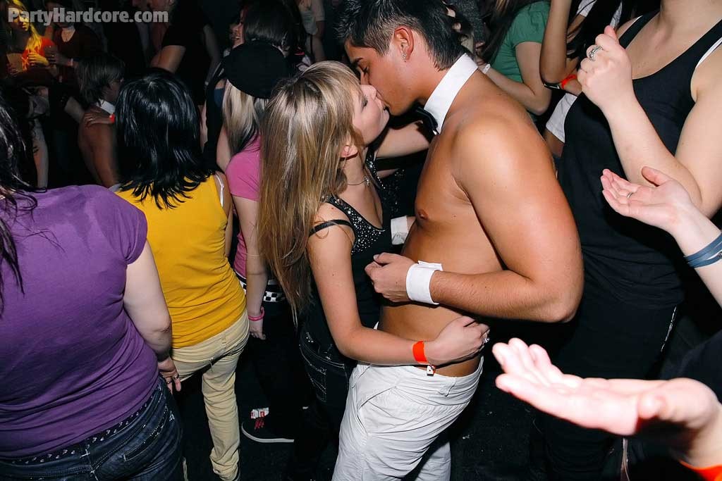 Poussins amateurs chauds et ivres baisant lors d'une fête du sexe.
 #78879563