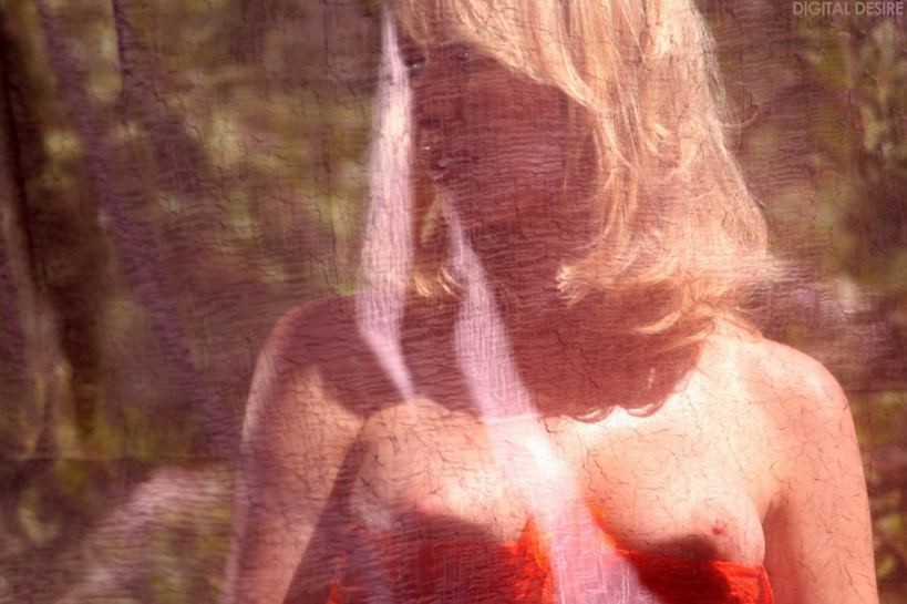 Sabrina rose lingerie rouge se déshabillant et montrant ses seins naturels
 #73796230