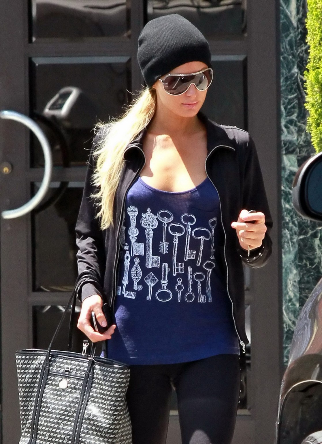 Paris hilton braless trägt ein leicht durchsichtiges tank top in beverly hills #75267046