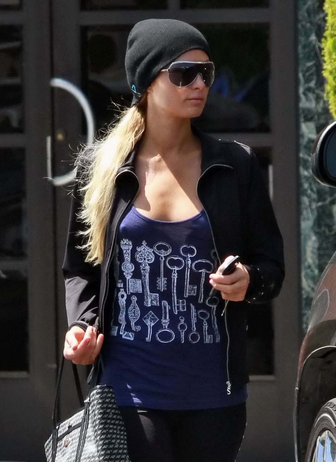 Paris hilton braless trägt ein leicht durchsichtiges tank top in beverly hills #75267066