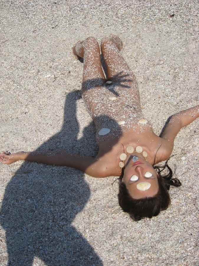 裸の体に熱い砂を感じたいという彼女
 #72247785