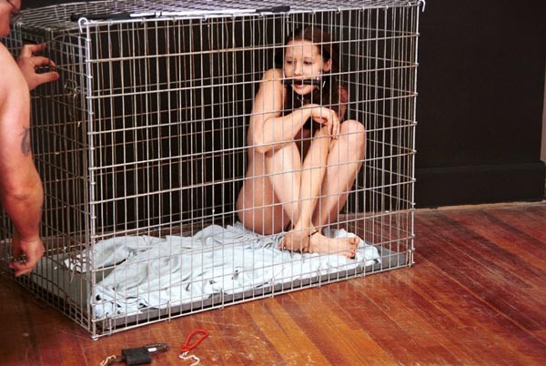 Eingesperrtes Welpenmädchen wird an der Leine trainiert
 #72227782