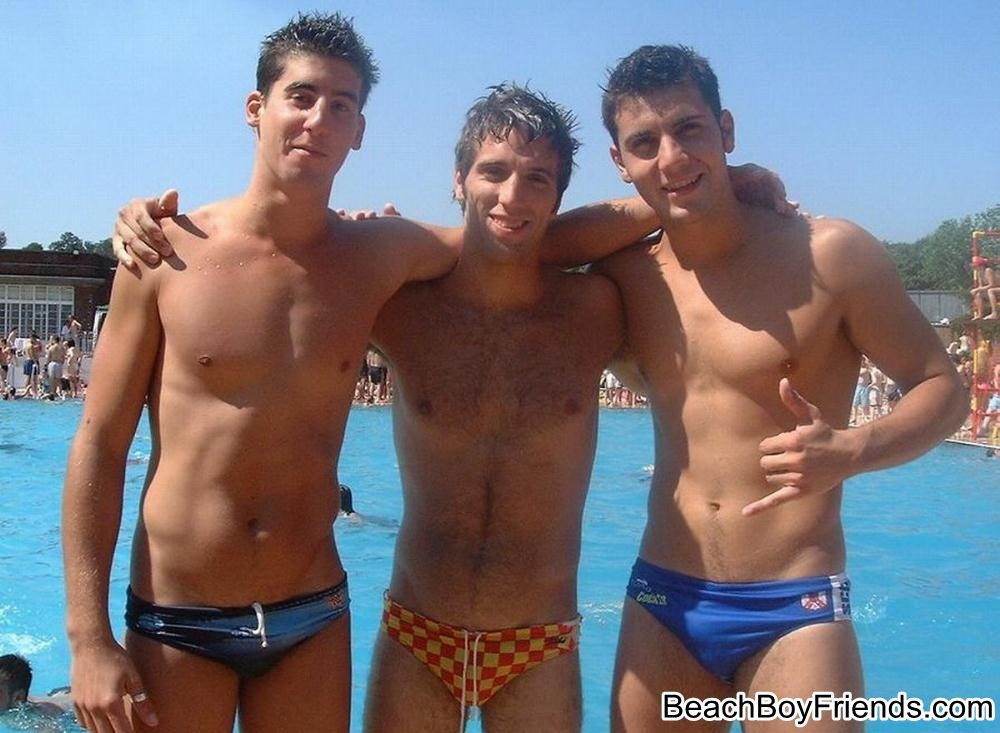 Des garçons amateurs montrent leur peau en posant seins nus en plein air.
 #76944553