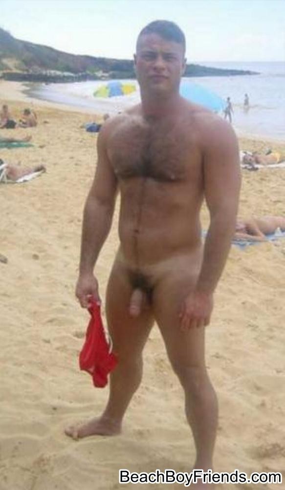 Des garçons amateurs montrent leur peau en posant seins nus en plein air.
 #76944578