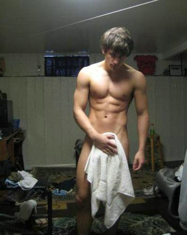裸の男たちが自分の体を誇示している写真
 #76944716