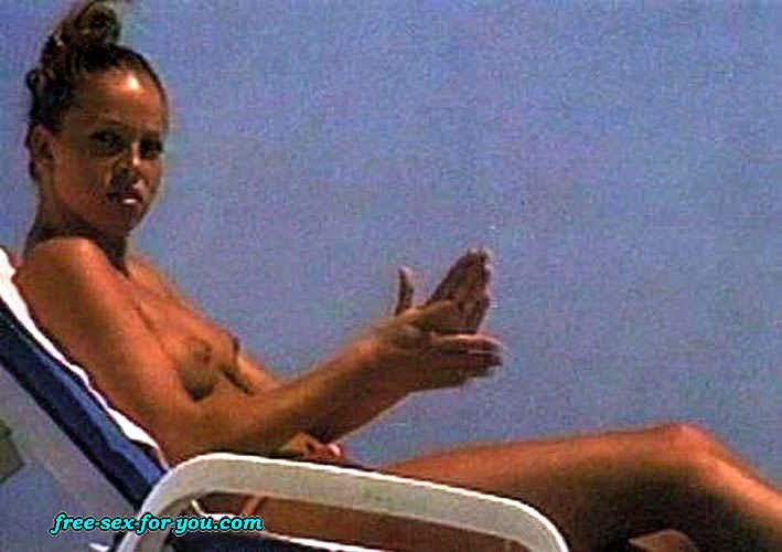 Anna Kournikova showing her nice tits on beach paparazzi pictures #75400762