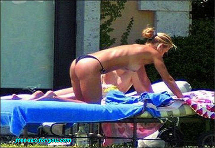 Anna Kournikova showing her nice tits on beach paparazzi pictures #75400773
