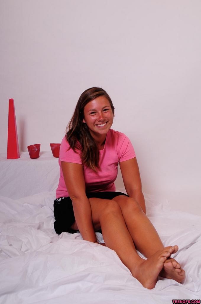 Hausgemachte Teenie-Freundin posiert in rosa Höschen
 #78660599