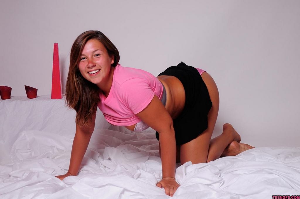 Homemade teen girlfriend poses in pink panties #78660620