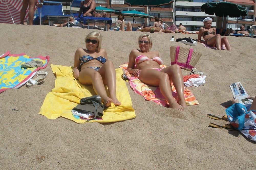 Chicas amateurs divirtiéndose bajo el sol
 #72256861