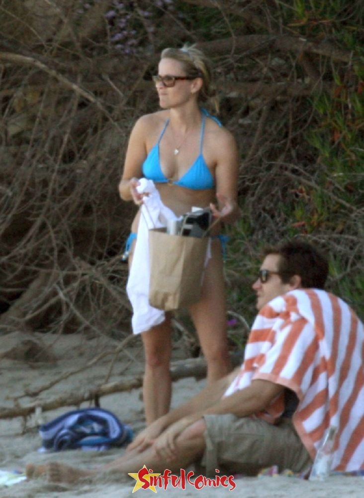 Beautiful Reese Witherspoon gets caught in a bikini #75404170
