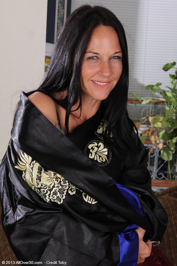 Einjährige brünette milf kiera blu breitet sich weit geöffnet auf dem sofa aus
 #67633674