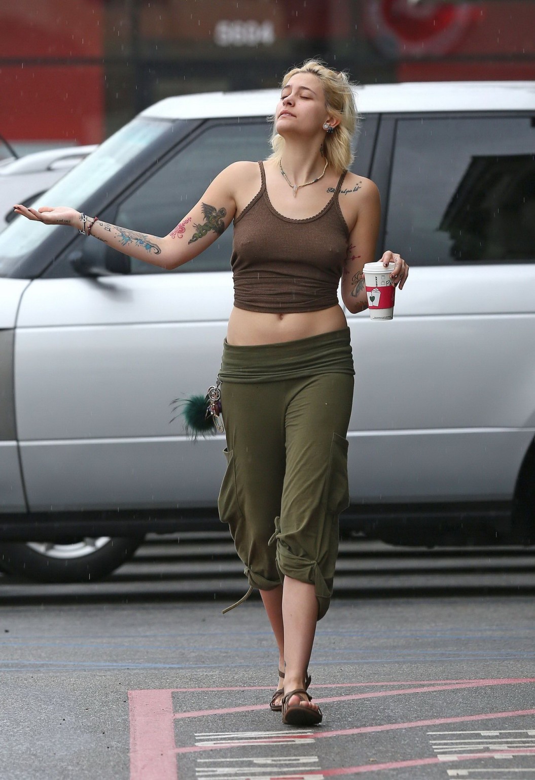 Paris jackson che mostra pokies e piercing del capezzolo
 #75139912