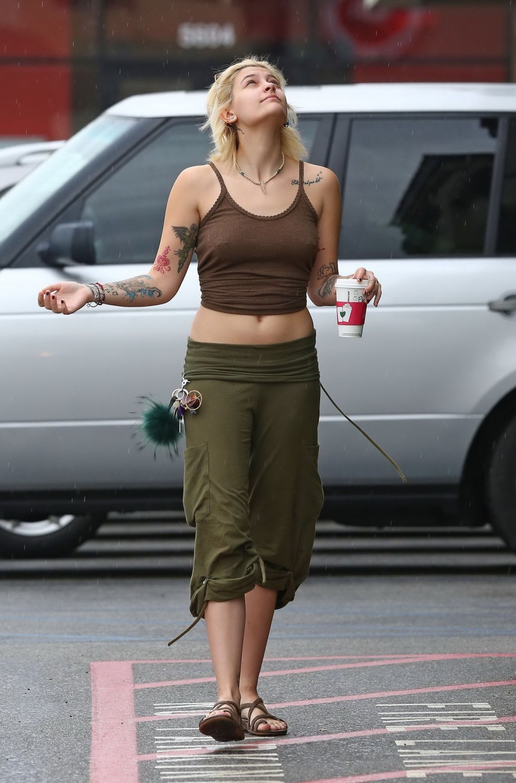 Paris jackson che mostra pokies e piercing del capezzolo
 #75139947