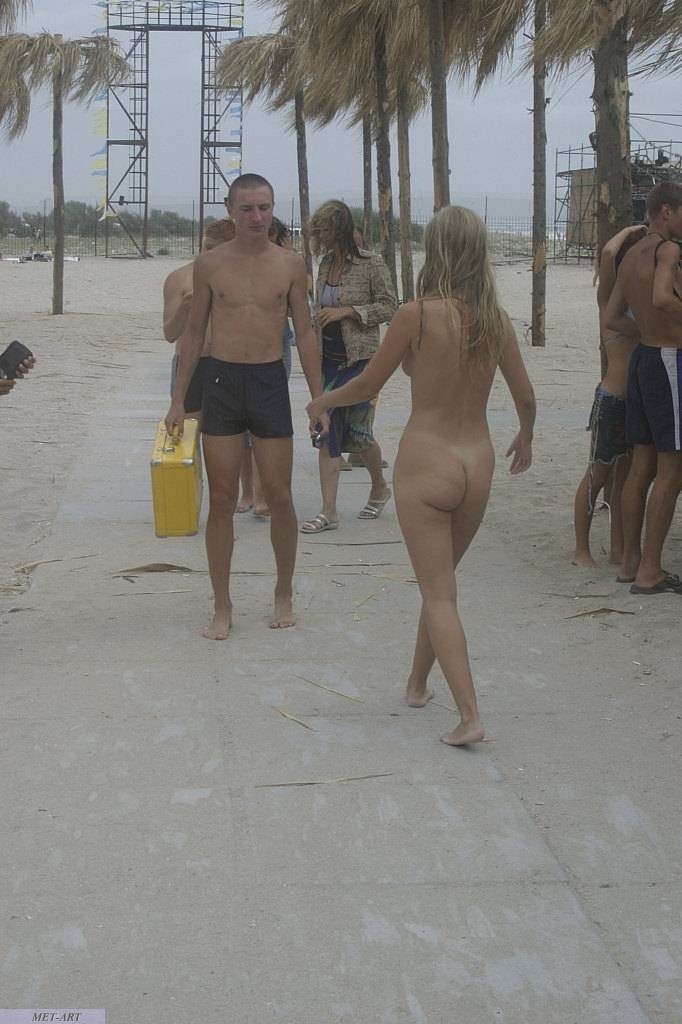 Giovane nudista mostra il suo corpo snello in spiaggia
 #72250769
