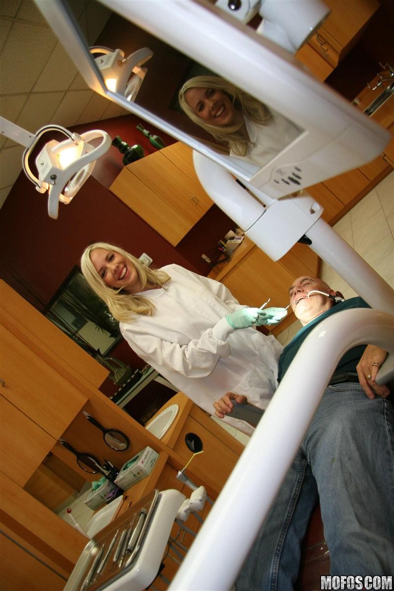 Bibi jones dentista caldo scopa mentre al lavoro
 #73607893