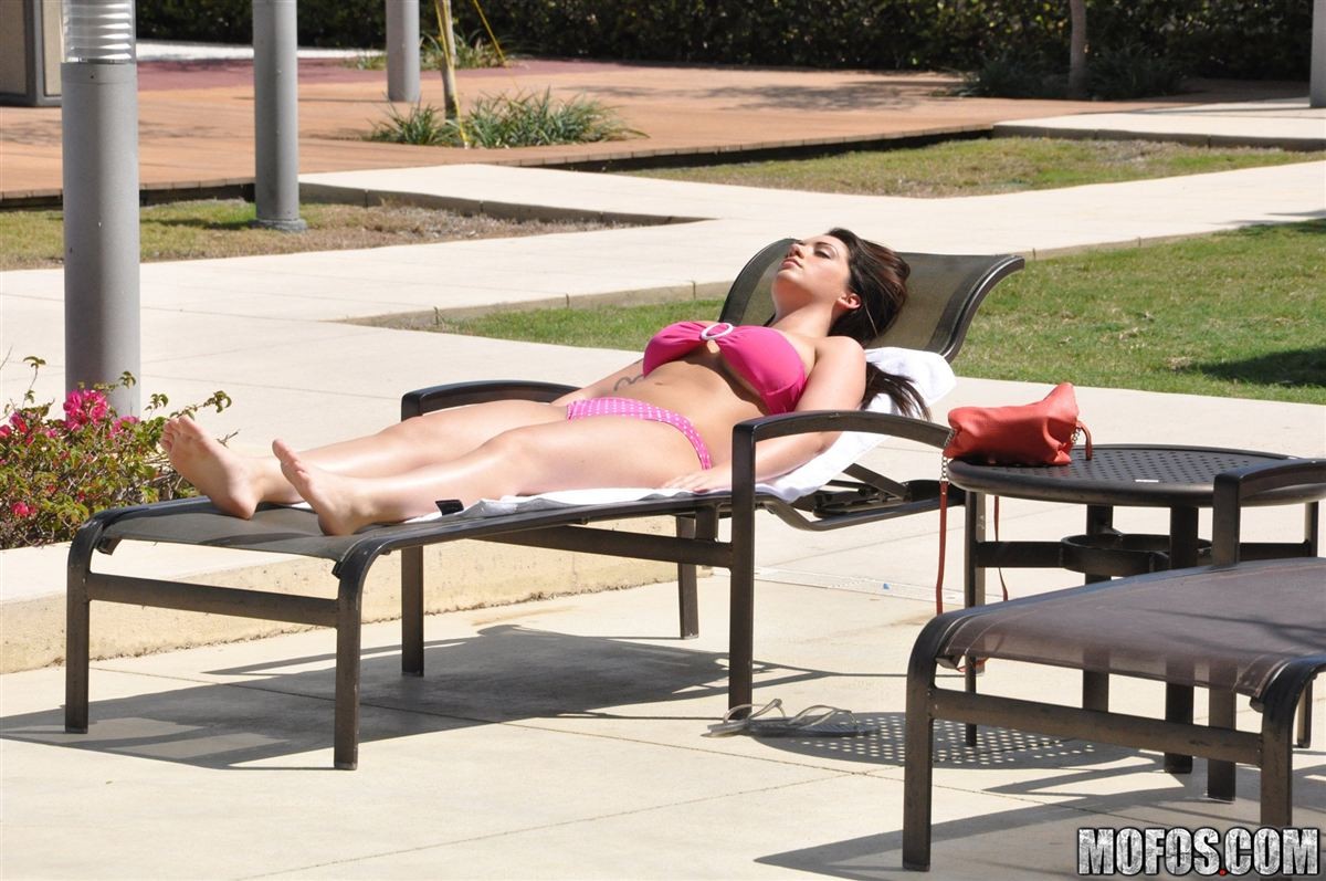 Melina mason enfile une bite après avoir pris un bain de soleil dans un bikini rose.
 #74414543