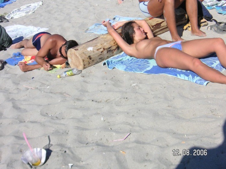 Giovane della spiaggia nudista a malapena legale si abbronza tutto il corpo
 #72252438