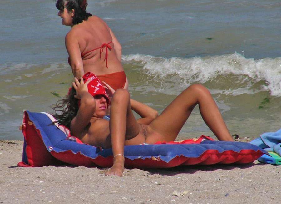Kaum legale FKK-Strand-Teenie bräunt ihren ganzen Körper
 #72252531