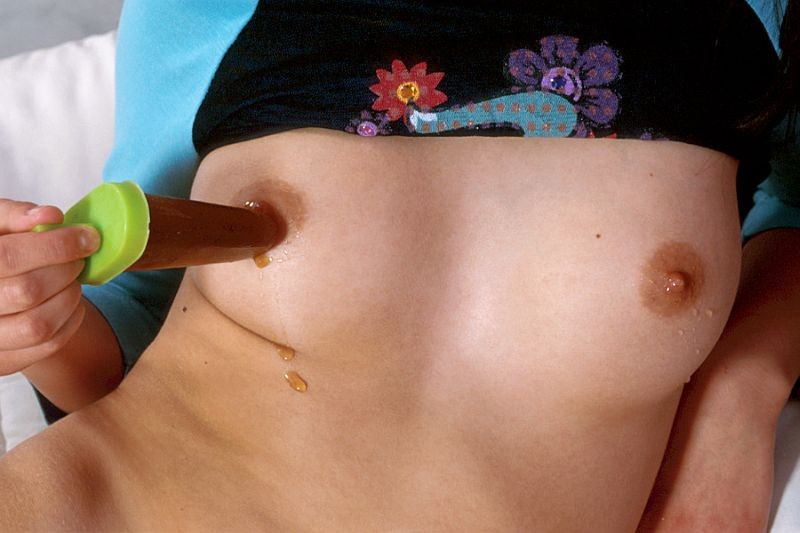 Puta amateur se masturba con una paleta de hielo
 #78420508