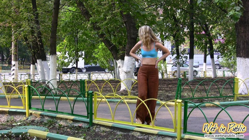 Una bionda dipendente dal piscio in pubblico si bagna i pantaloni in un parco
 #73240561