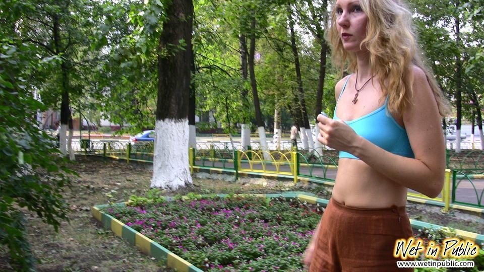 Blondine, süchtig nach öffentlichem Pissen, macht sich in einem Park in die Hose
 #73240582