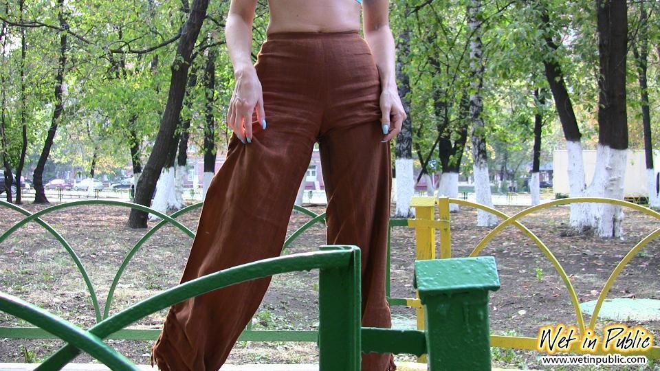 Una bionda dipendente dal piscio in pubblico si bagna i pantaloni in un parco
 #73240620