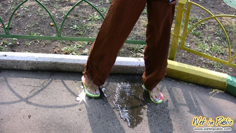 Una bionda dipendente dal piscio in pubblico si bagna i pantaloni in un parco
 #73240625