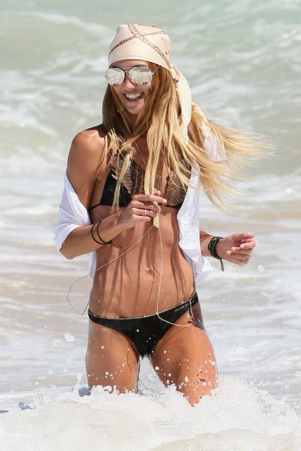 Sharni vinson mostrando su cameltoe mojado en bikini con estampado de águila en la playa de cronulla i
 #75208183