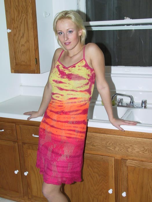 Une femme blonde sexy montre son joli cul dans la cuisine.
 #70649028