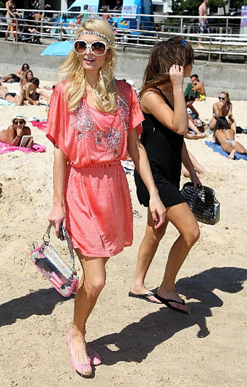 Paris Hilton montrant de belles jambes dans une mini-jupe rose
 #75405860