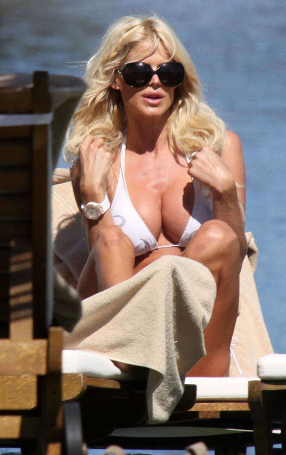 Victoria Silvstedt spread her legs on the beach and shows her sexy ass #75376577