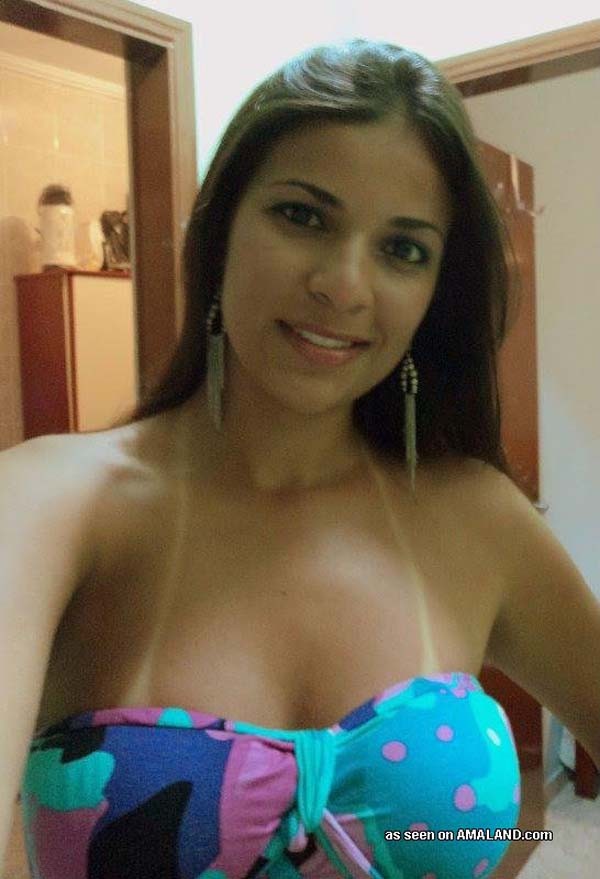 Köstliche Latina-Prinzessin will sich ausziehen
 #77955396