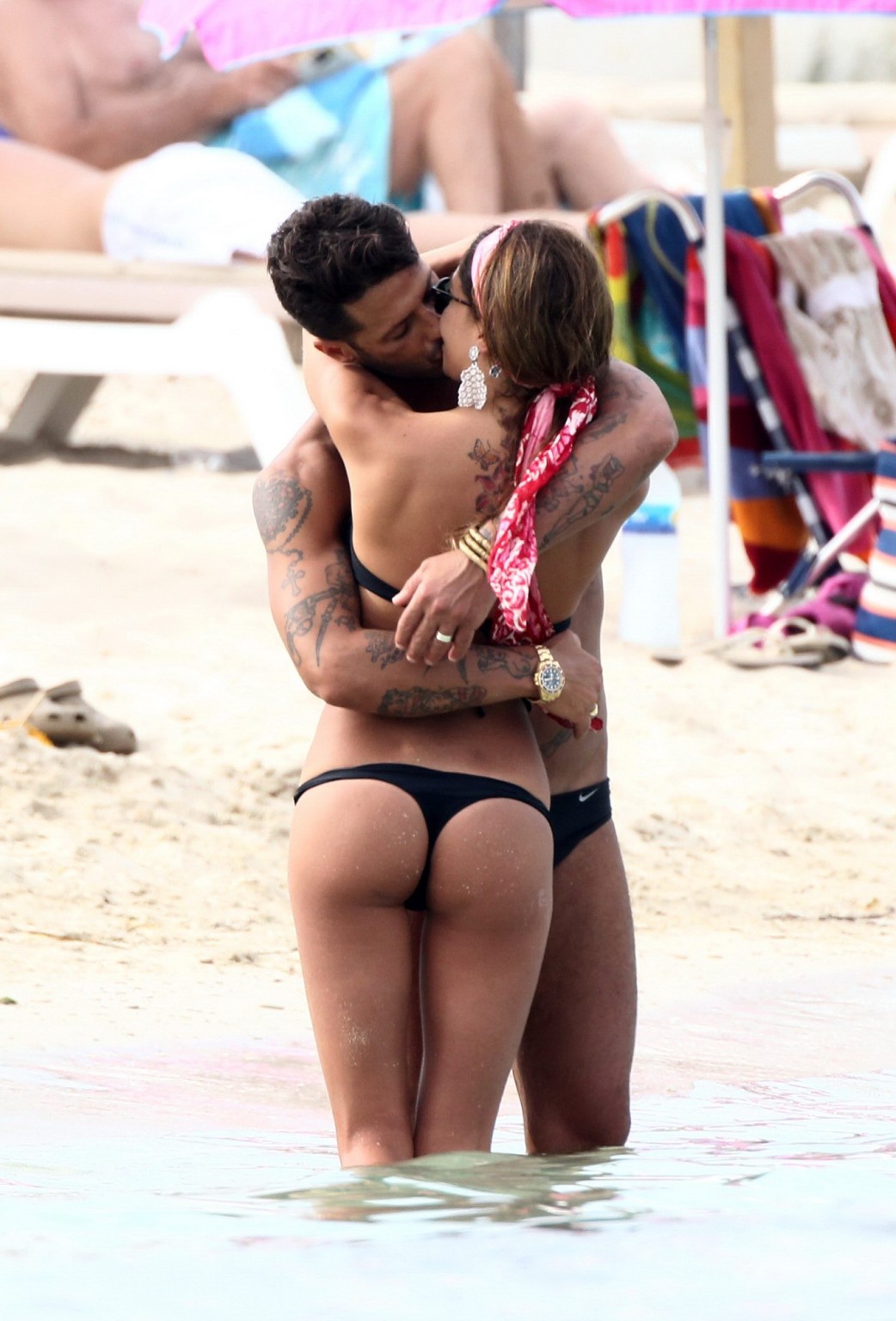 Belen rodriguez mostra il suo culo indossando un bikini nero a perizoma sulla spiaggia in per
 #75296246